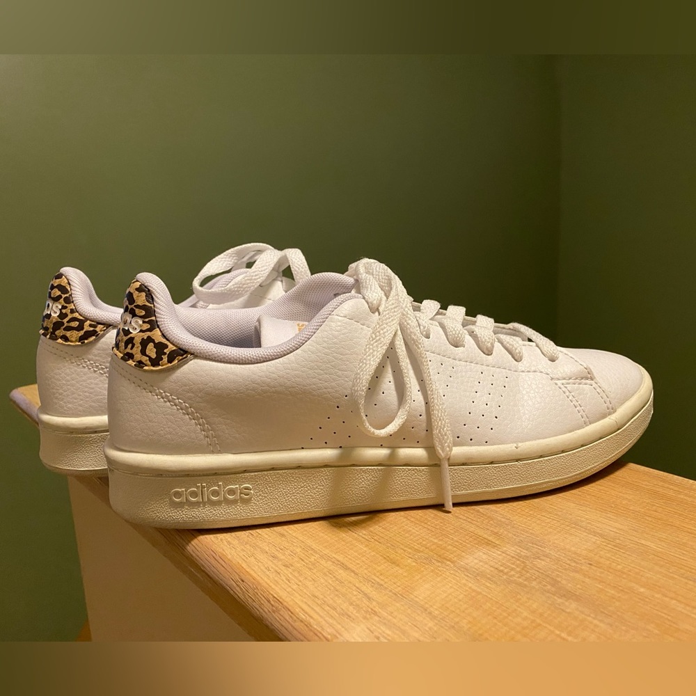 Adidas Advantage sneaker. Size 6.5